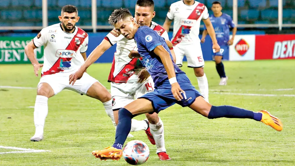Una jugada del partido que Palma perdi&oacute; por 0-1 contra Nacional Potos&iacute; en el Tr&oacute;pico./ APG