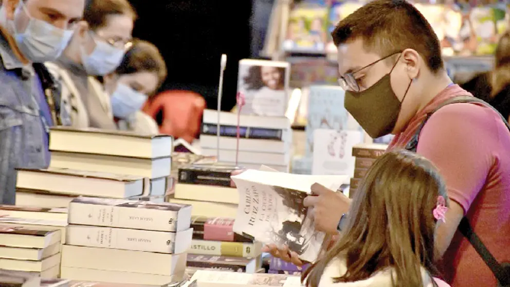 Lectores ven t&iacute;tulos en una muestra literaria cruce&ntilde;a. BR&Uacute;JULA DIGITAL