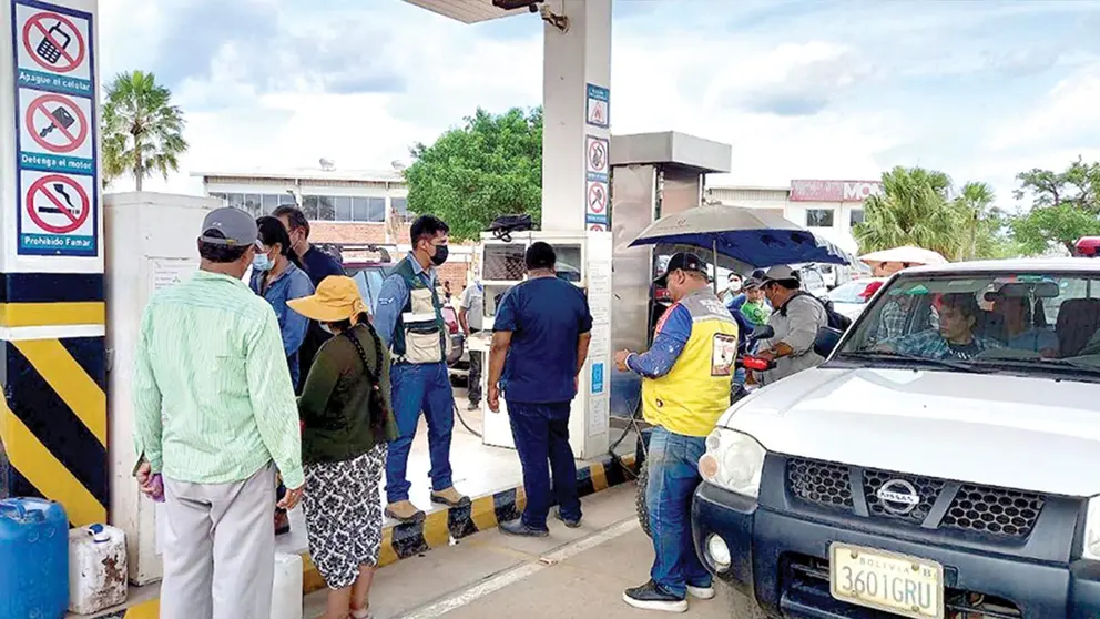 Una estaci&oacute;n de servicio que vende combustible./ URGENTE.BO