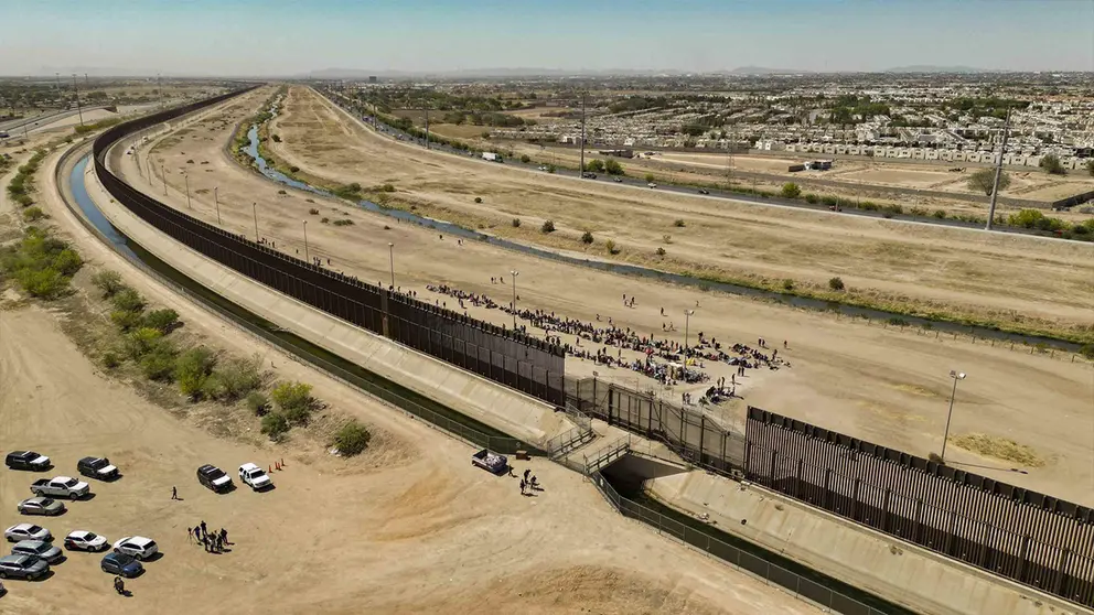 Fotograf&iacute;a a&eacute;rea tomada ayer que muestra a cientos de migrantes junto al muro fronterizo en El Paso, Texas (EE.UU)./ EFE