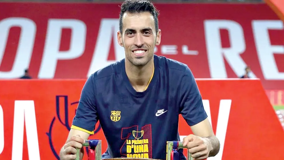 Sergio Busquets festeja una Copa del Rey en Bar&ccedil;a./ ARCHIVO