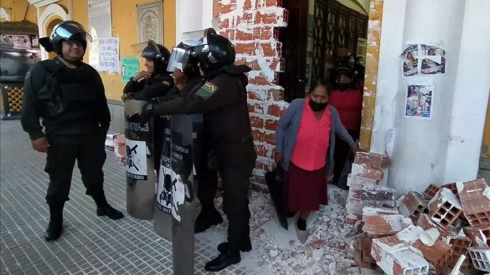 Efectivos policiales en puertas del Concejo Municipal. DICO SOL&Iacute;S