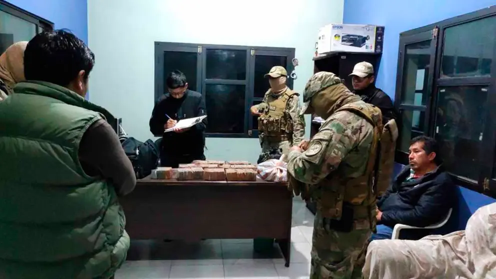 Efectivos policiales al momento de aprehender al sujeto.