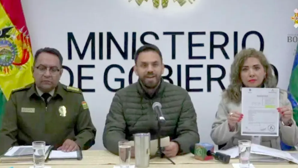 El ministro de Gobierno, Eduardo del Castillo, informó que se iniciaron procesos contra dos funcionarios de la Policía y tres de la Aduana por el caso de vehículos robados en Chile. URGENTE.BO