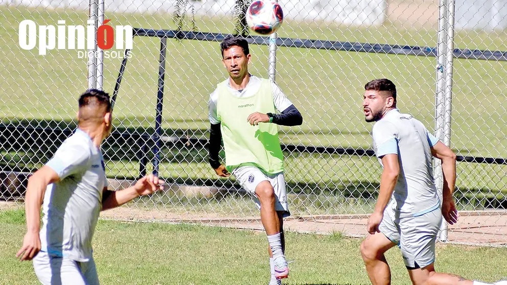 El Celeste qhochala realiza un entrenamiento en la cancha principal de su complejo de Alalay./ DICO SOLÍS