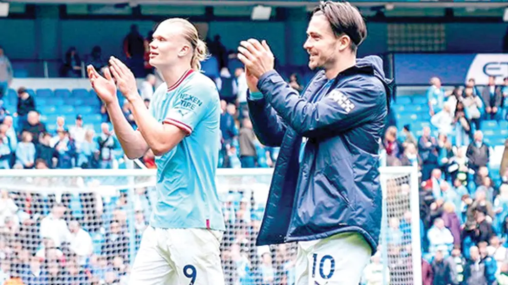 Haaland (i) y Grealish (d) saludan a la afición citizen./ INSTAGRAM MANCITY