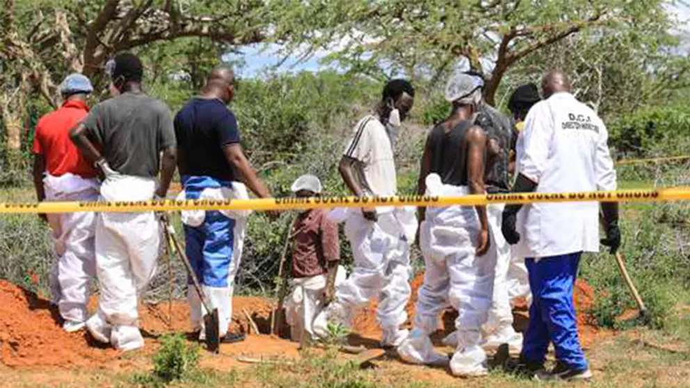 B&uacute;squeda de cuerpos de v&iacute;ctimas del ayuno de la denominada "secta del hambre", en Kenia./EFE