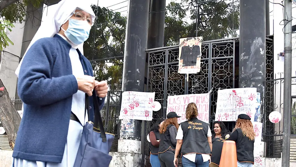 Colectivo Mujeres de Fuego exige justicia para las víctimas del Padre Pica, en Cochabamba./ NOÉ PORTUGAL.