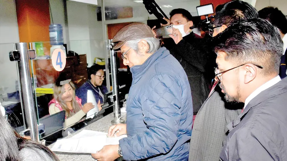 El procurador Wilfredo Ch&aacute;vez cuando presentaba la denuncia contra Alfonso Pedrajas./ ABI