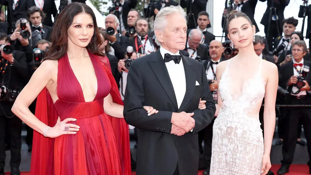 Catherine Zeta-Jones, Michael Douglas y Carys Zeta Douglas llegan para la Ceremonia de Apertura del 76&ordm; Festival de Cine de Cannes, en Cannes, Francia./ EFE