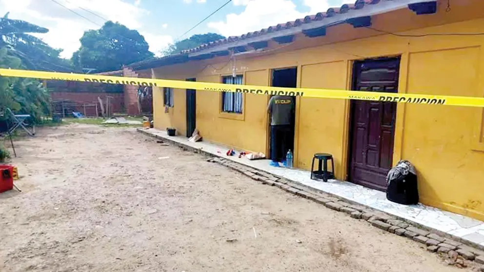 Policía precinta el domicilio donde Emiliana M. fue victimada./ CLAVE 300