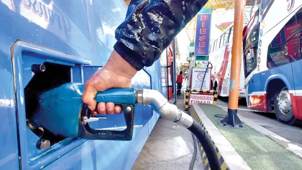 Un &oacute;mnibus carga combustible en una estaci&oacute;n de servicio./ LA RAZ&Oacute;N