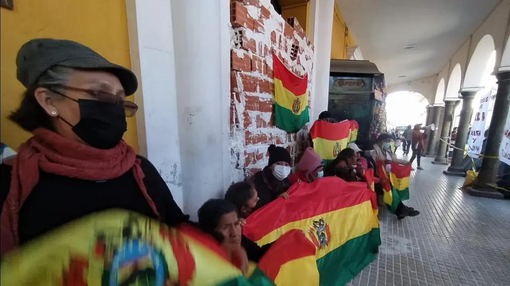 Mujeres mantienen una vigilia en puertas del Concejo que amanecieron, nuevamente, tapiadas. DICO SOL&Iacute;S