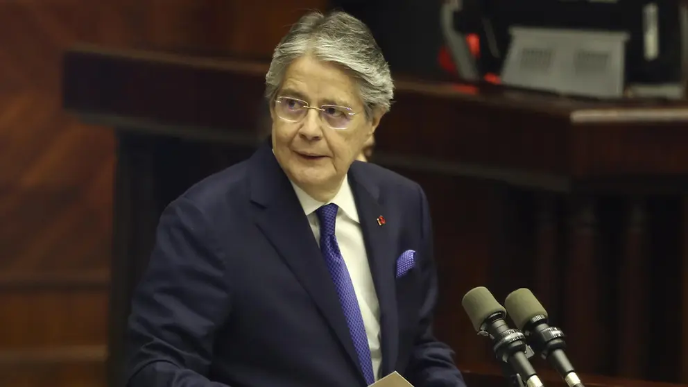 El presidente de Ecuador, Guillermo Lasso, interviene durante un juicio pol&iacute;tico de censura en su contra, en la sede de la Asamblea Nacional, en Quito (Ecuador)./ EFE