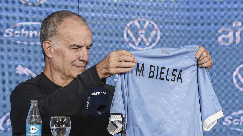 El nuevo entrenador de la selecci&oacute;n uruguaya, Marcelo Bielsa, recibe una camiseta de la selecci&oacute;n durante su presentaci&oacute;n oficial en el Estadio Centenario en Montevideo (Uruguay)./ EFE