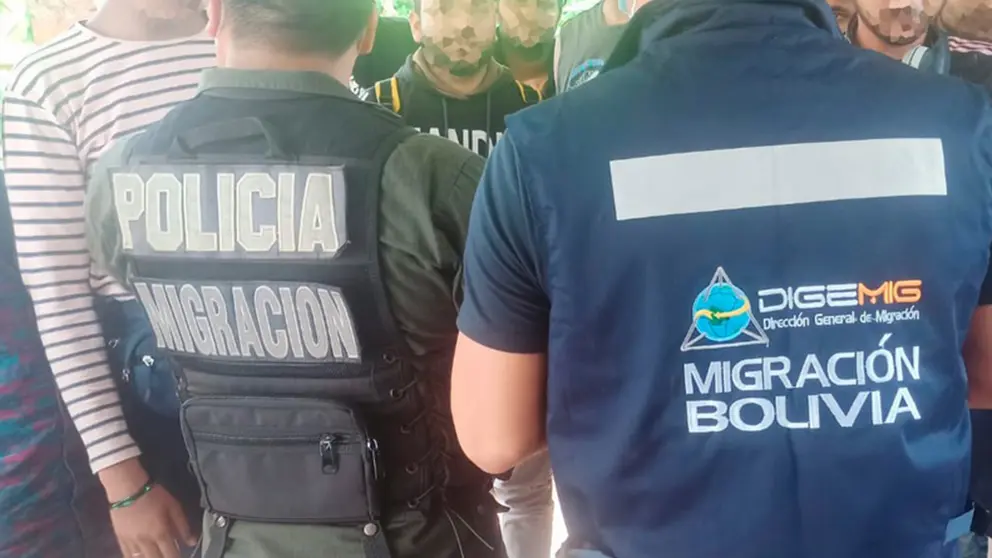 De espaldas, personal de Migraci&oacute;n en controles rutinarios en Riberalta./ DIGEMIN