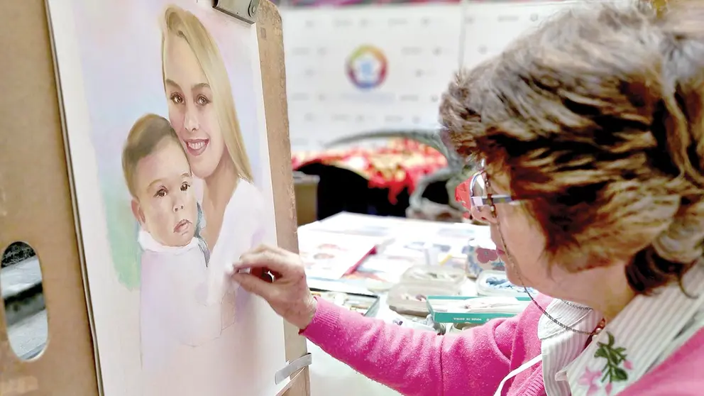 Una artista pinta un retrato durante el lanzamiento de la Noche de Museos./ DICO SOL&Iacute;S