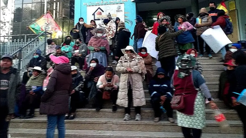 Comerciantes en puertas de la Alcald&iacute;a tapiada de Colcapirhua. ROBERTO CRUZ