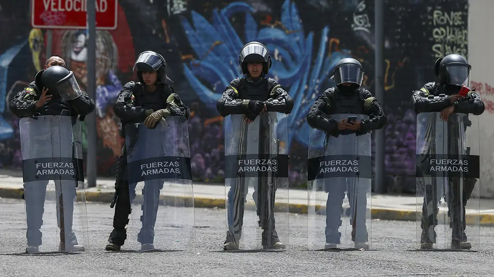 Militares ecuatorianos resguardan la Asamblea Nacional hoy, en Quito (Ecuador)./ EFE