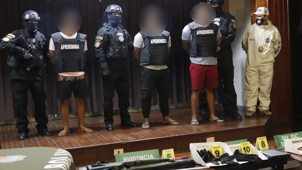 Presentaci&oacute;n de tres aprehendidos en el caso secuestros./ APG