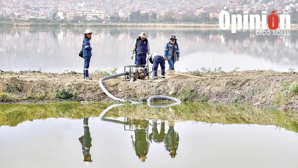 Trabajos de limpieza en la laguna Alalay./ DICO SOL&Iacute;S