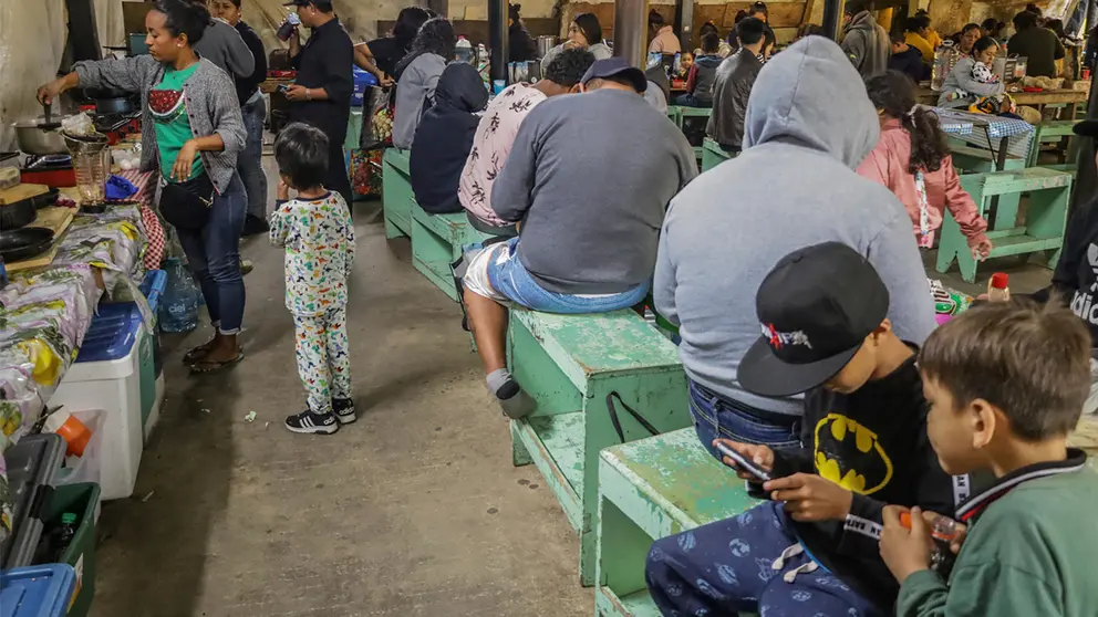 Familias de migrantes, descansan en el Albergue Nueva Visi&oacute;n Agape hoy en Tijuana, Baja California (M&eacute;xico)./ EFE