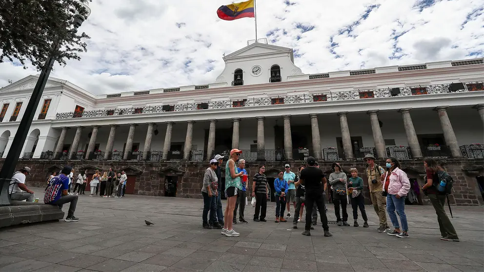 Ciudadanos ecuatorianos caminan a las afueras del Palacio de Gobierno en Quito (Ecuador), en una imagen de archivo./ EFE