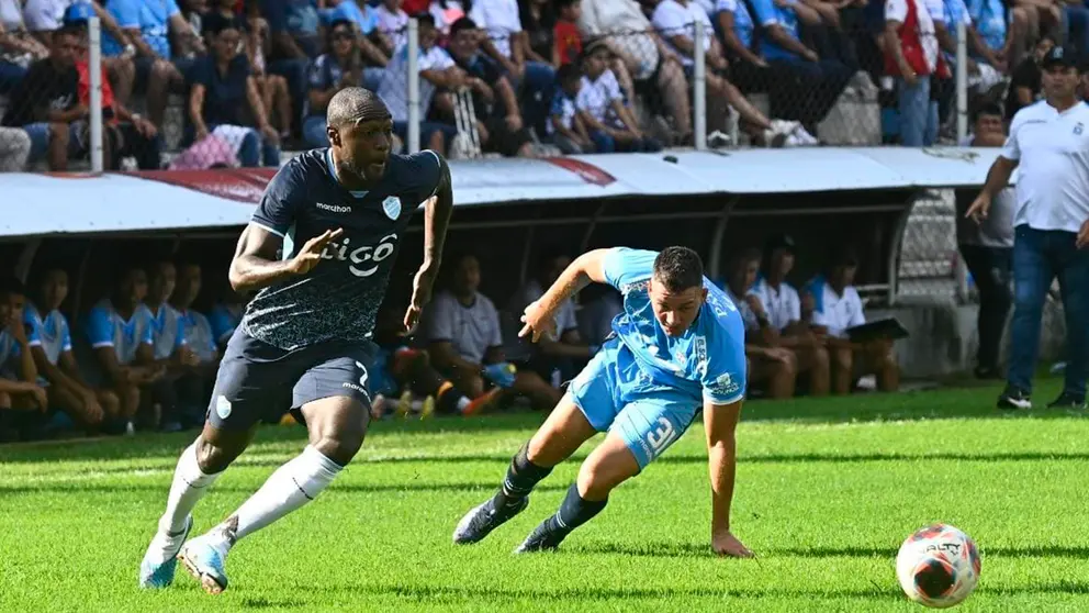 Oswaldo Blanco (i) en una jugada del partido ante Blooming./ APG