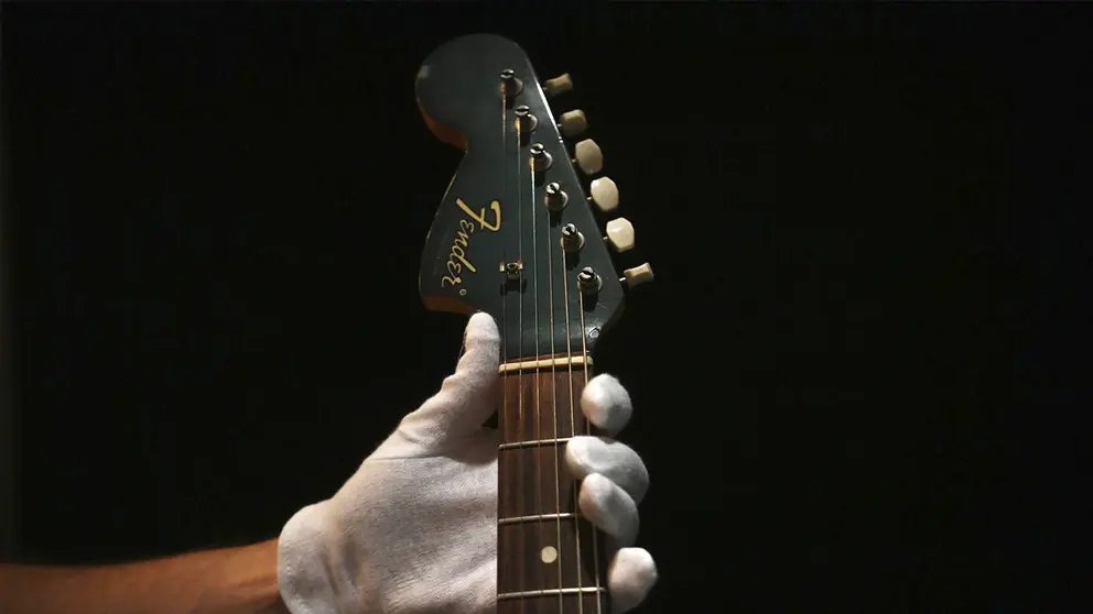 Una guitarra el&eacute;ctrica destrozada por Kurt Cobain, el fallecido l&iacute;der de la banda grunge Nirvana, se vendi&oacute; este fin de semana en una subasta en Nueva York por casi 600.000 d&oacute;lares. Imagen de archivo./ EFE