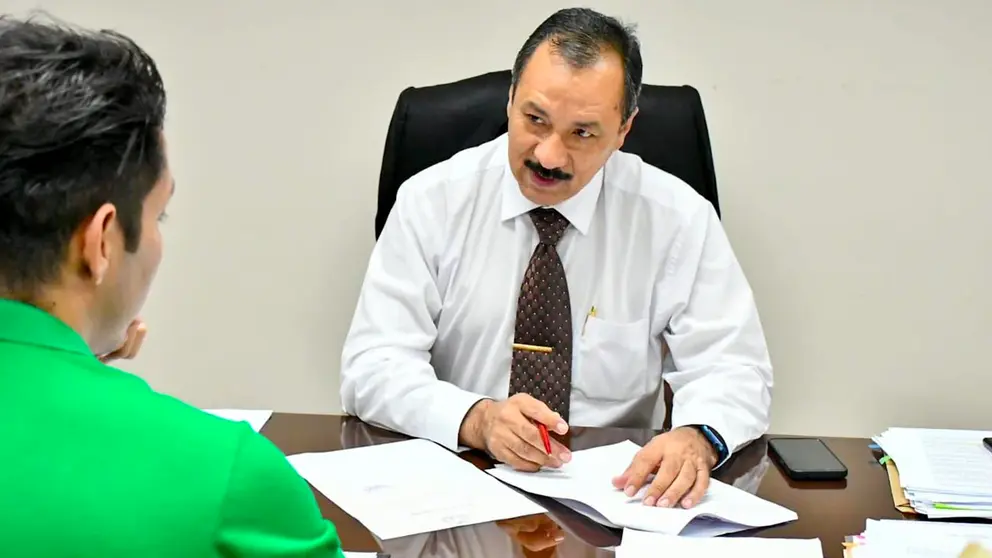 El rector de la UAGRM, Vicente Cuéllar, cuando fue notificado para su declaración. VICENTE CUELLAR.