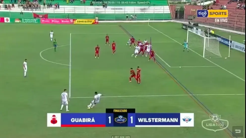 La jugada de la pol&eacute;mica para Wilster que reclama la invalidaci&oacute;n del tanto de Bianconi que habr&iacute;a sido el 1-2 ante Guabir&aacute; en Montero./ CAPTURA TIGO SPORTS