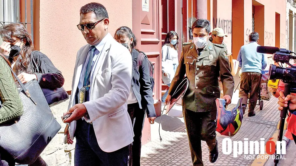La comisi&oacute;n al salir de la Casa de la Esperanza, este 22 de mayo./ DICO SOL&Iacute;S