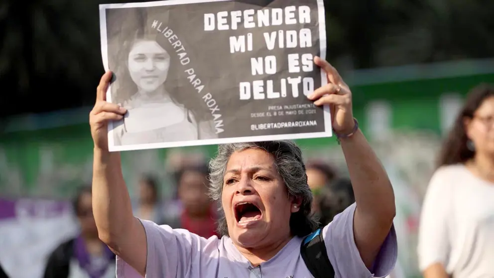 Un grupo de mujeres de varios colectivos marchan en apoyo a la joven mexicana Roxana Ruiz, condenada a seis años de cárcel por defenderse de su violador, en Ciudad de México (México)./ EFE