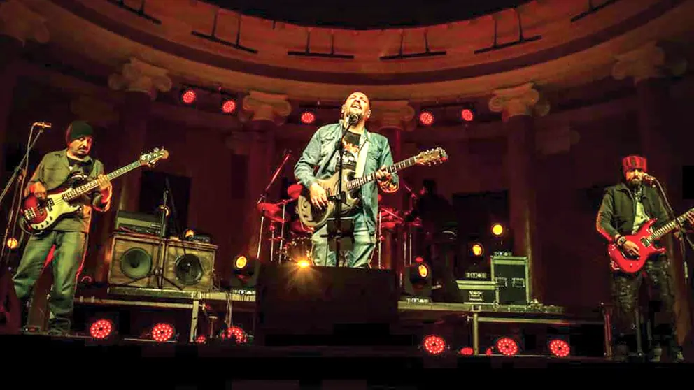 El grupo Cartel Af&oacute;nico interpreta una canci&oacute;n en escenario./ CARTEL AF&Oacute;NICO