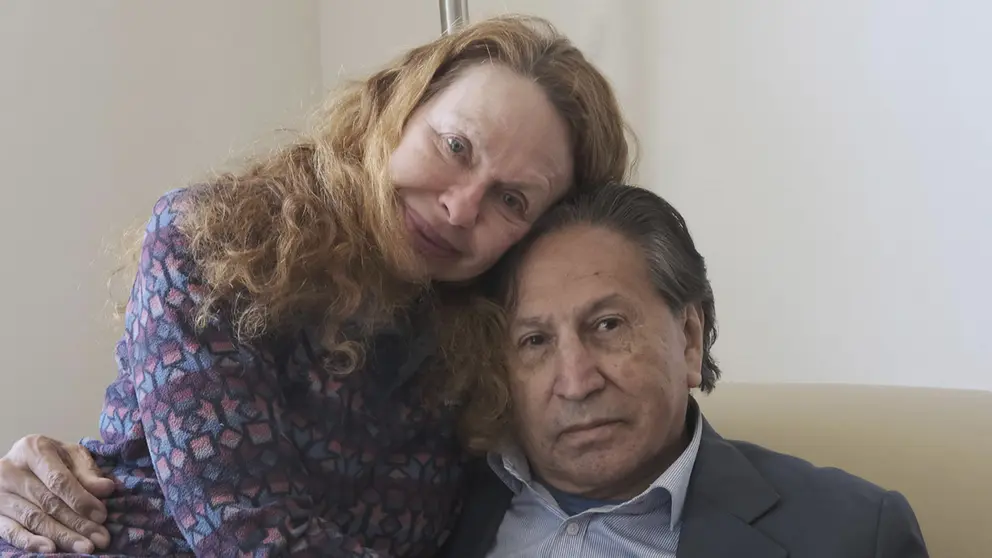 Fotograf&iacute;a de archivo, tomada el pasado 20 de abril, en la que se registr&oacute; al expresidente de Per&uacute; entre 2001 y 2006, Alejandro Toledo (d), al posar junto a su esposa, Eliane Karp, durante una entrevista con EFE, en Menlo Park./ EFE