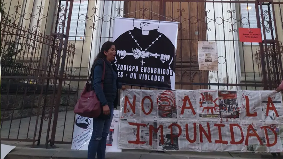 Protestas en las pertas de la iglesia Santa Clara de Cochabamba./ CORTES&Iacute;A