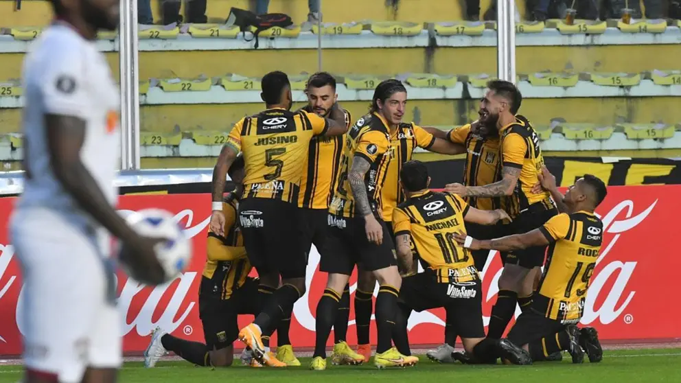 Jugadores de The Strongest celebran el tanto de la victoria./ APG