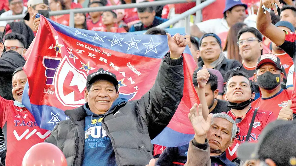 Hinchas rojos viven la fiesta del f&uacute;tbol en Cochabamba./ DICO SOL&Iacute;S