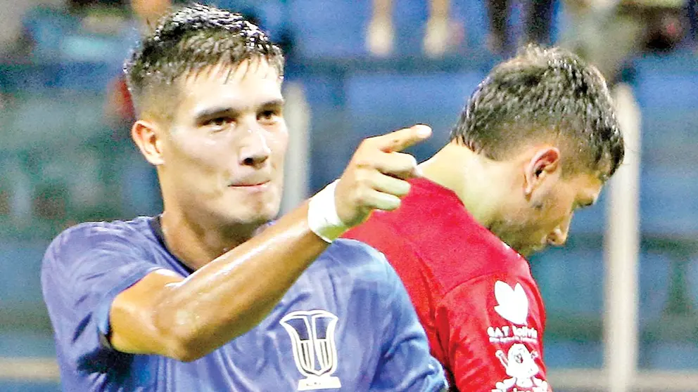 Jonathan Ca&ntilde;ete festeja un gol azul en Villa Tunari./ APG