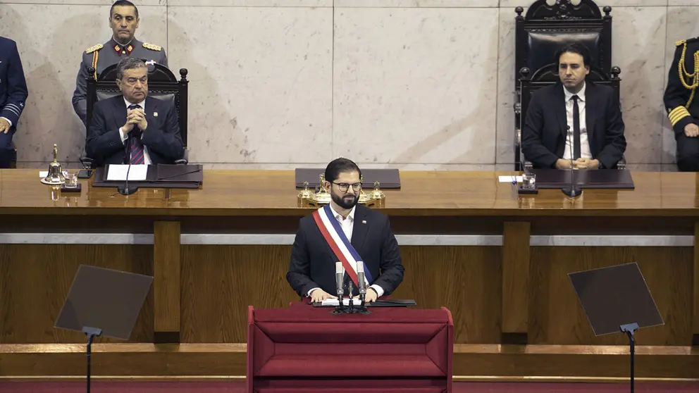 El presidente de Chile, Gabriel Boric (c), habla durante la presentaci&oacute;n de su segunda cuenta p&uacute;blica hoy, en el Congreso Nacional, en Valpara&iacute;so (Chile)./ EFE