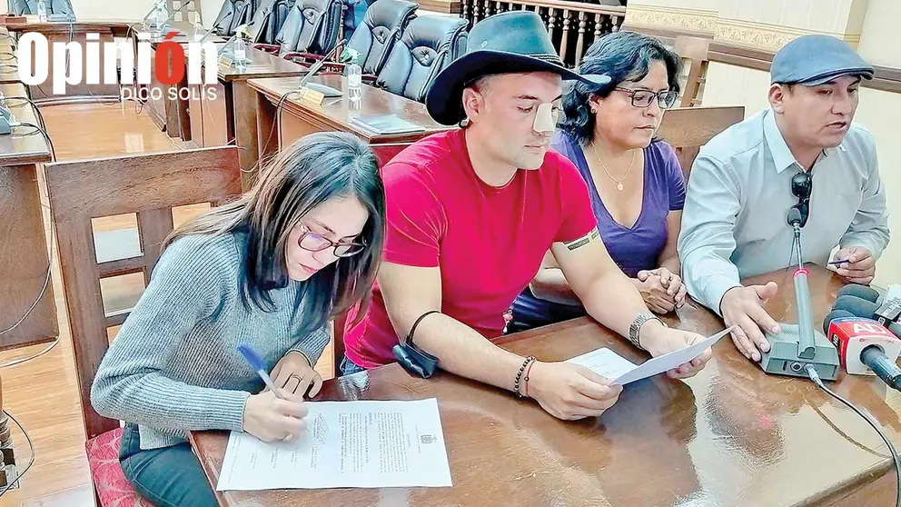 Concejales de S&uacute;mate aguardando la firma de convocatoria para sesi&oacute;n, este 1 de junio./ DICO SOL&Iacute;S