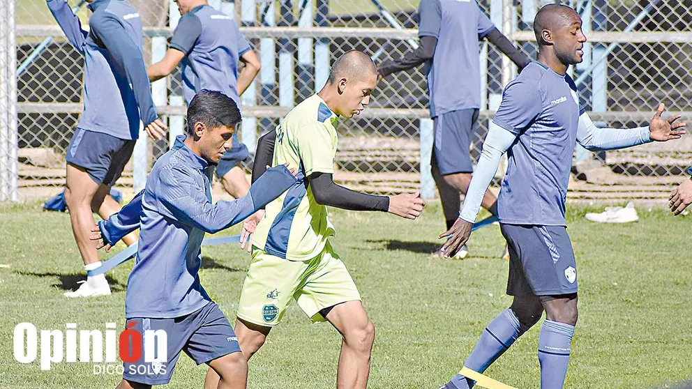 El Equipo del Pueblo va ultimando detalles en una pr&aacute;ctica realizada en Alalay, para un compromiso de la Liga./ DICO SOL&Iacute;S