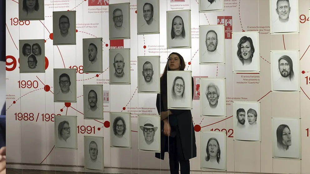 Asistentes observan la muestra irosis, la primera exposici&oacute;n muse&iacute;stica sobre la epidemia de VIHSida, el 1 de junio de 2023, en Bogot&aacute;./ EFE