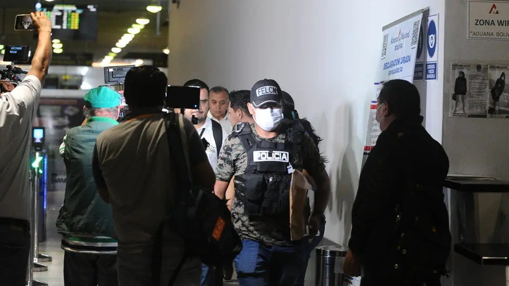 Momento de la intervenci&oacute;n y allanamiento del aeropuerto de Viru Viru./ APG