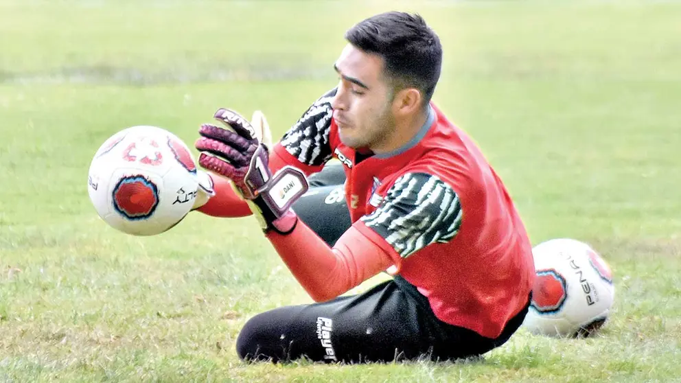 Bruno Poveda atrapa un bal&oacute;n durante una pr&aacute;ctica de Wilstermann en Alalay./ NO&Eacute; PORTUGAL