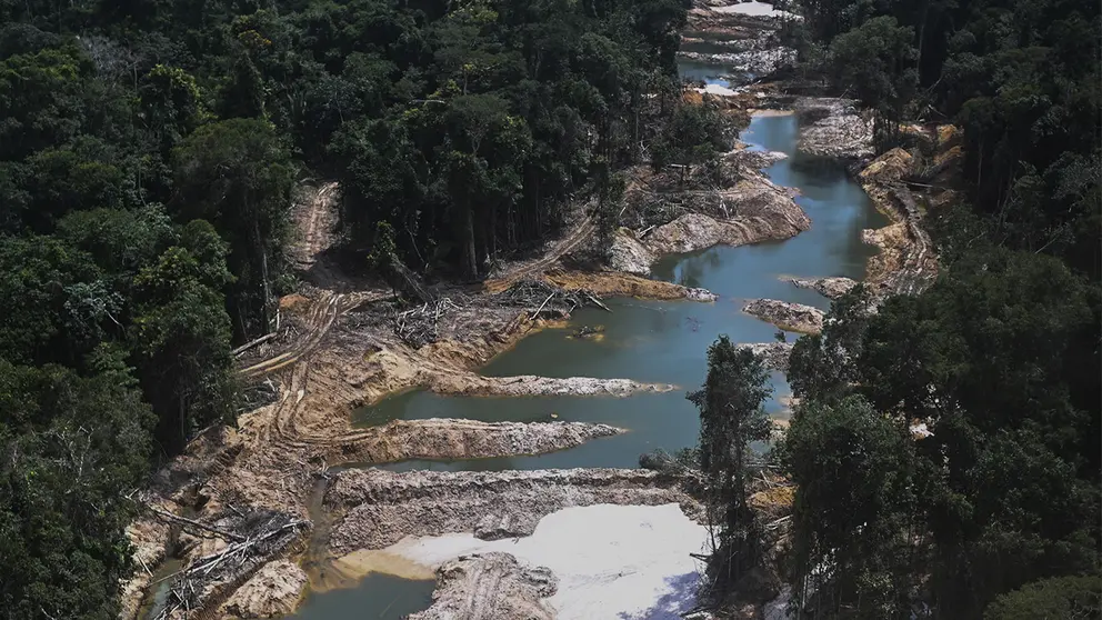 Vista a&eacute;rea de la destrucci&oacute;n causada por la miner&iacute;a ilegal en la Floresta Ambiental de Altamira, durante una operaci&oacute;n de las autoridades brasile&ntilde;as contra este flagelo, el 14 de febrero de 2023 cerca a Itaituba (Brasil)./ EFE