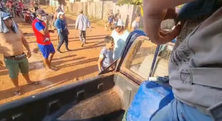 Turba ataca a trabajadores de la ANH y BTV. Captura de video de BTV