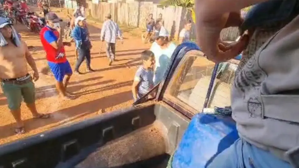 Turba ataca a trabajadores de la ANH y BTV./ Captura de video de BTV