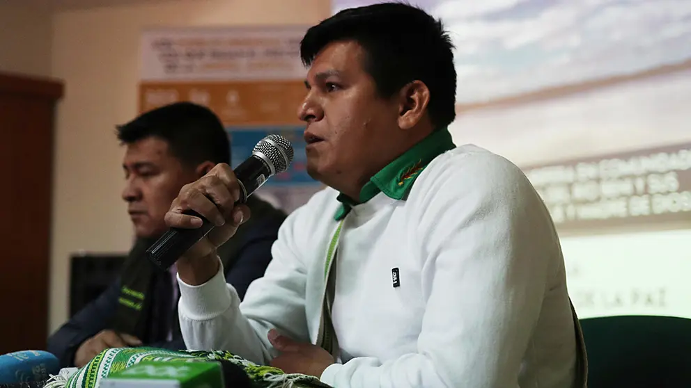 El presidente de la Central de Pueblos Ind&iacute;genas de La Paz, Gonzalo Olivar, habla durante una rueda de prensa hoy, en La Paz (Bolivia)./ EFE