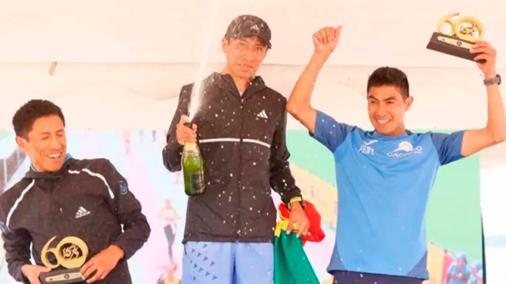 Hector Garibay, festejando en el podio la victoria en la carrera. GENTILEZA EL COMERCIO